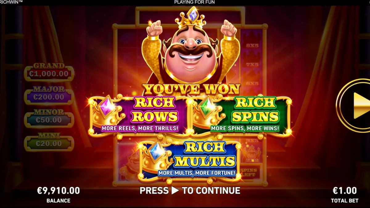 Isang makulay na visual ng King Richwin slot na nagpapakita ng kastilyo at mga simbolo ng hari.